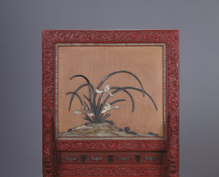 清乾隆〈剔紅百寶嵌人物故事蘭草圖插屏〉，49.5×27×64公分，估價人民幣80萬～120萬元。
