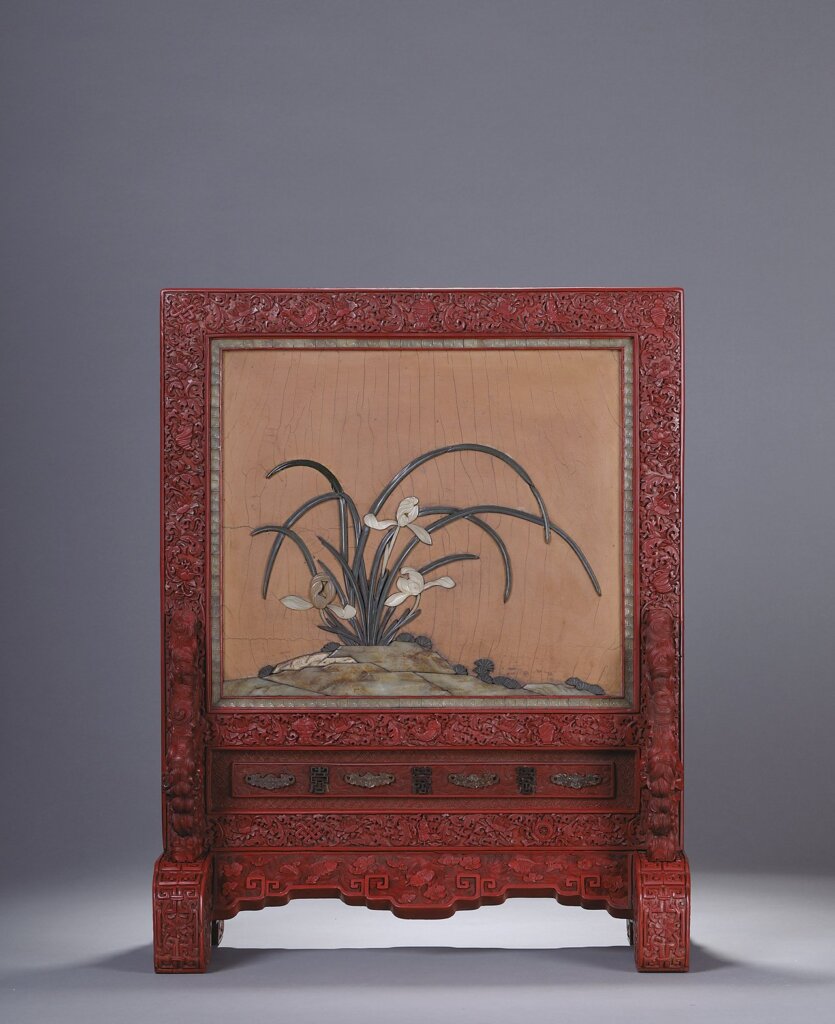 清乾隆〈剔紅百寶嵌人物故事蘭草圖插屏〉，49.5×27×64公分，估價人民幣80萬～120萬元。
