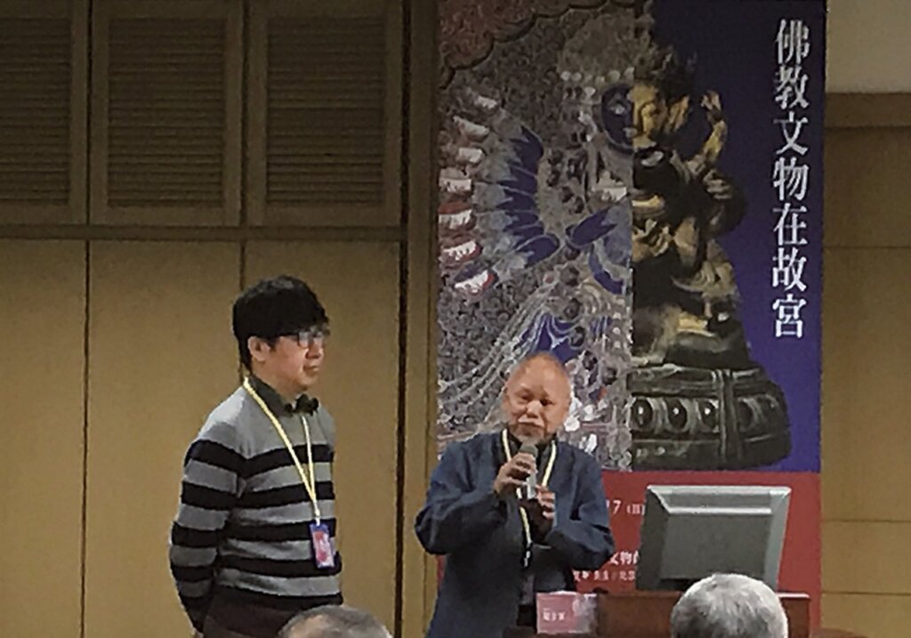 鍾子寅(左一)。