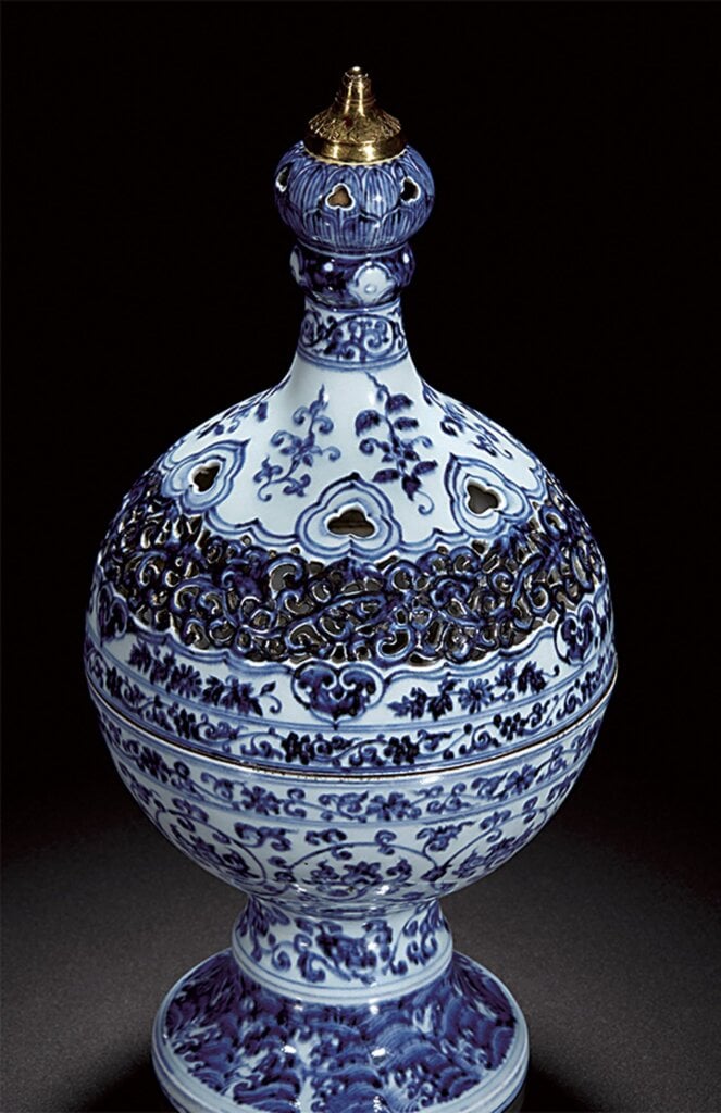 明宣德〈青花鏤空花卉海浪紋花薰〉,高38.5公分,落槌價人民幣1750萬元。