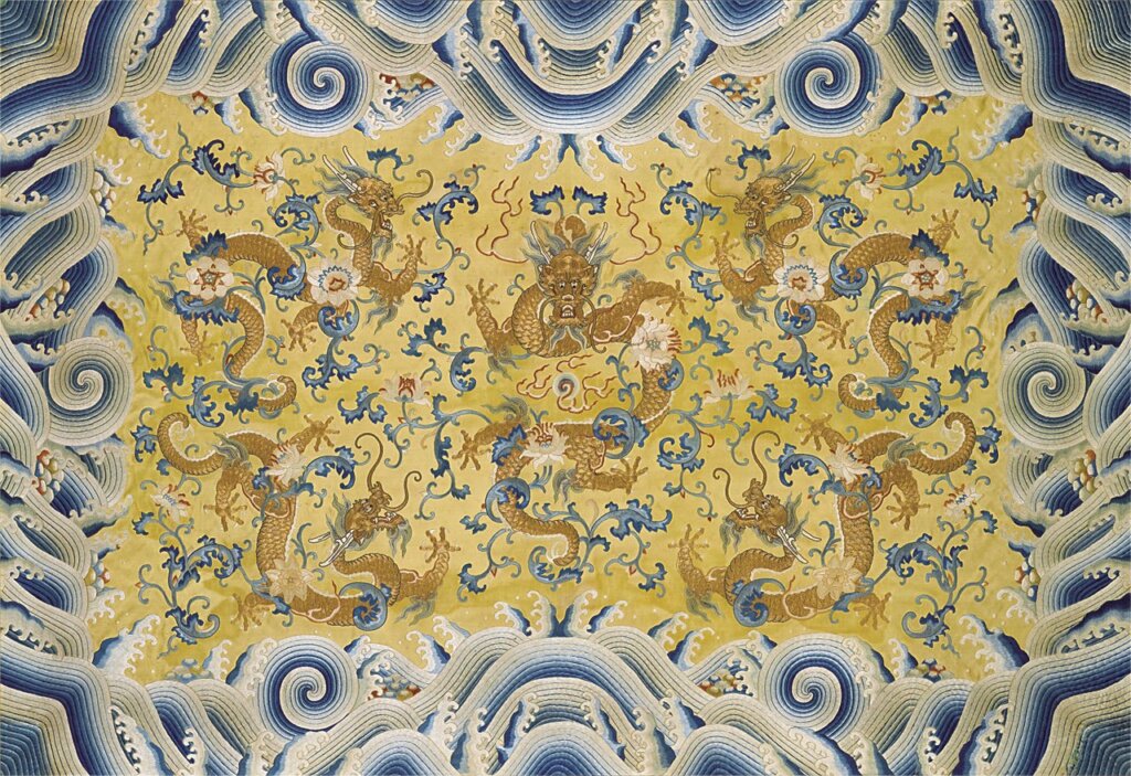 清乾隆〈御用明黃纏枝蓮金龍座褥〉,80×105公分,成交價人民幣172.5萬元。