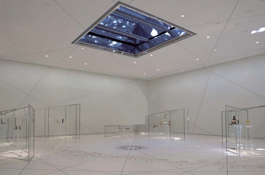 阿布達比羅浮宮大廳展覽一景。 （攝影／Marc Domage © Louvre Abu Dhabi）