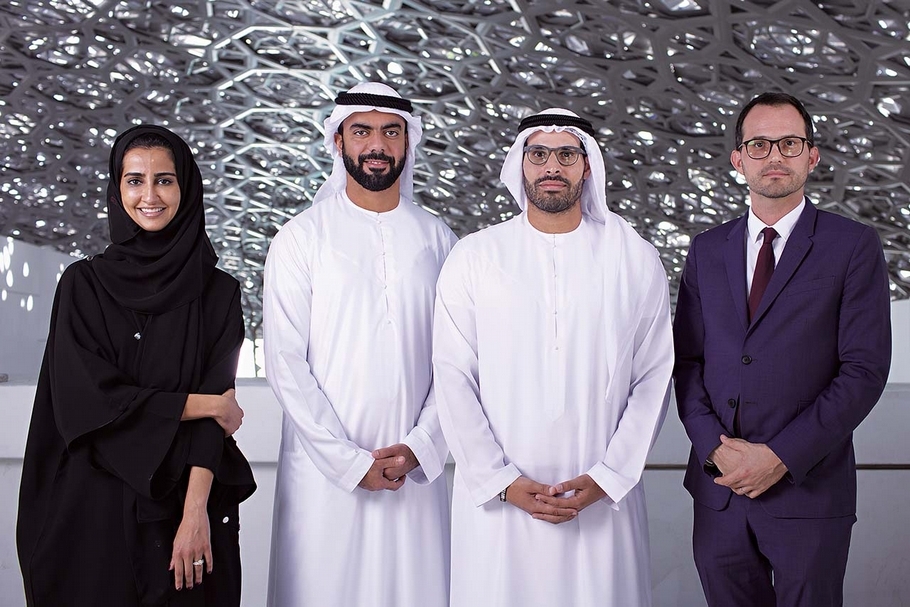 左至右為： 阿布達比盧浮宮的項目經理Hissa Al Dhaheri、UAE文化旅遊局長Saif Ghobash、HE文化和旅遊部主席Mohammed Al Mubarak與阿布達比羅浮宮館長Manuel Rabaté。© Louvre Abu Dhabi Mohamed Somji