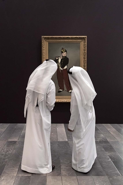 觀眾欣賞從奧塞博物館租借的馬奈《吹笛子的少年》。© Louvre Abu Dhabi