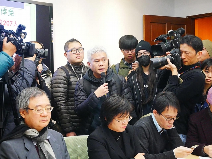 高師大美術系助理教授簡子傑代表受害學生發言。攝影：張玉音