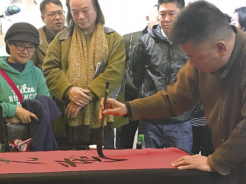 國畫出身的陳志光，擅長書法，現場立即揮毫，引得讚揚。攝影／陳意華
