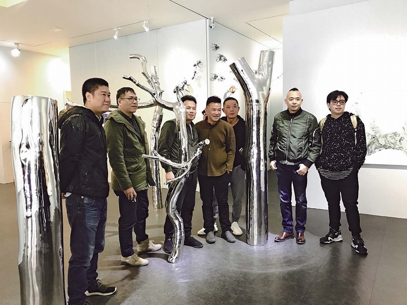 陳志光與新系列「樹非木」和工作團隊合影。攝影／陳意華