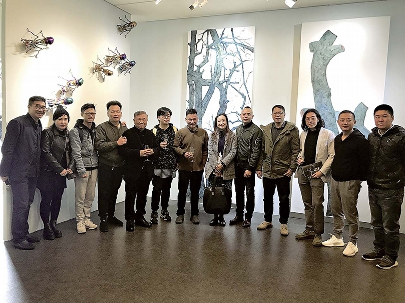 中國藝術家陳志光於采泥藝術舉辦「四海」個展，參展與會嘉賓合影。包括中國藝術家陳志光、采泥藝術總經理林清汶、亞洲大學現代美術館林羽婕及藝術家團隊。攝影／陳意華