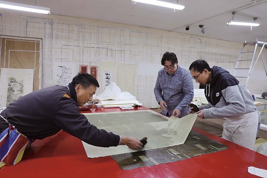 圖14-6 〈「綿」字掛屏〉保護修復過程:整體托裱背襯紙。圖∣史寧昌、陳楊、巨建偉、李鹿