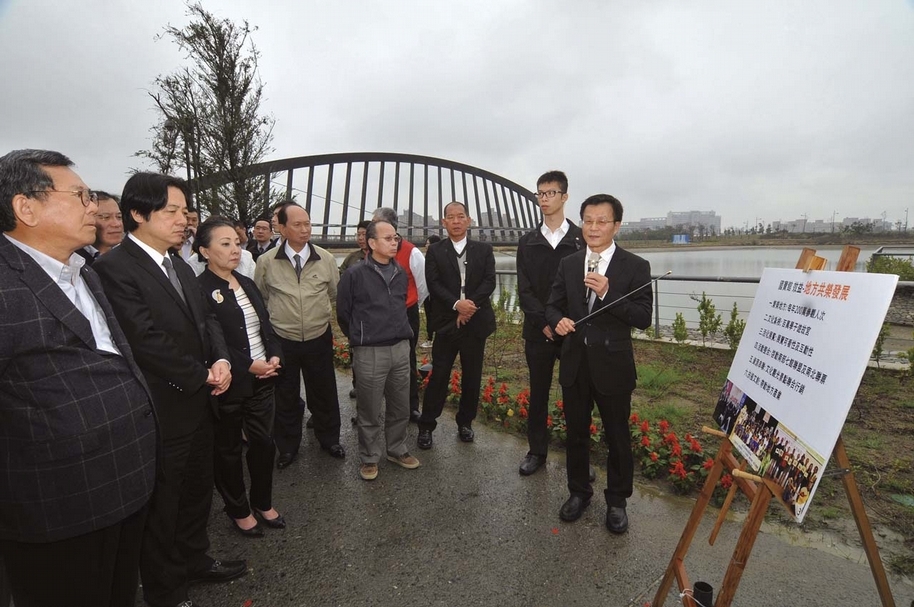 國立故宮博物院院長林正儀向行政院長賴清德簡報。圖／國立故宮博物院。