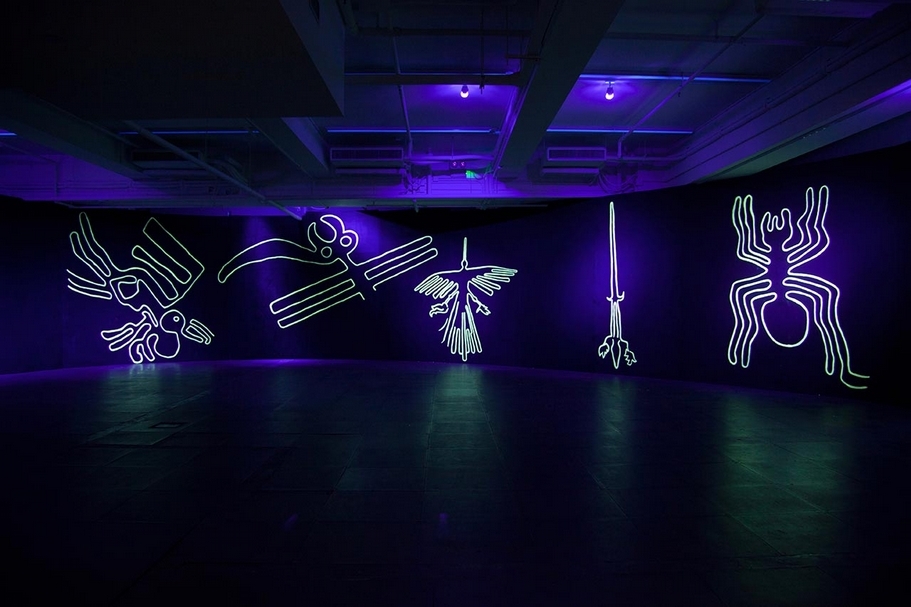 梁半個展「拓荒者日記」展出作品《霓虹荒野：納斯卡線 Neon Wilderness》。圖片提供：德薩畫廊