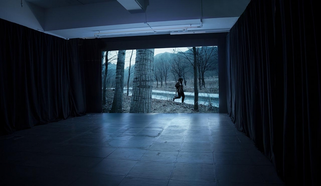 梁半個展「拓荒者日記」展出作品《逮捕 Arrested Lightning》。圖片提供：德薩畫廊
