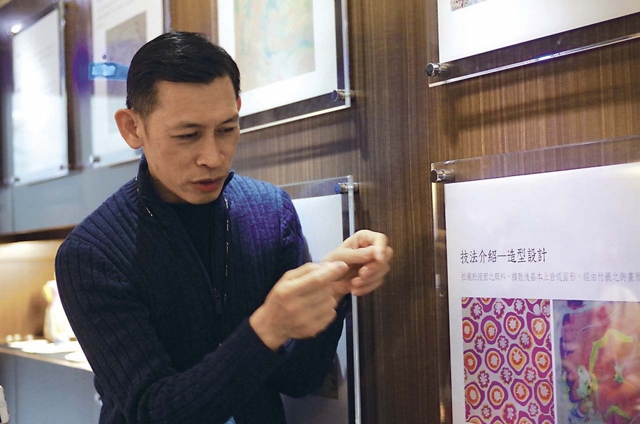 林業試驗所徐健國細心講解流沙箋之製作與多樣技法。攝影︱藍玉琦