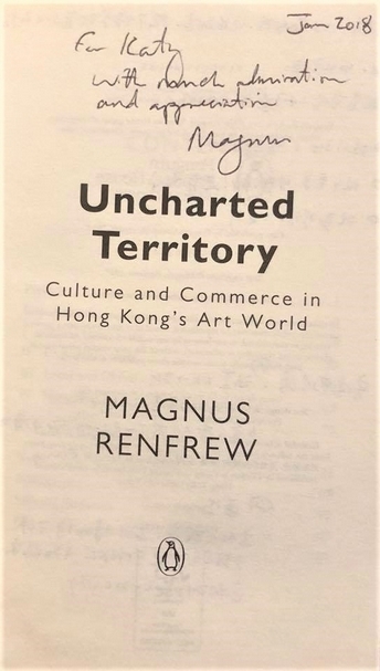 筆者收到來自任天晉（Magnus Renfrew）的簽名贈書。圖片提供：簡秀枝