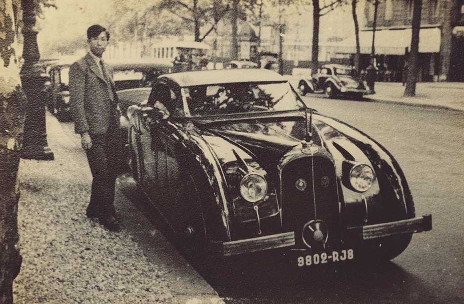 1937年攝於巴黎,王大閎與他的VOISIN轎車。(王大閎提供)
