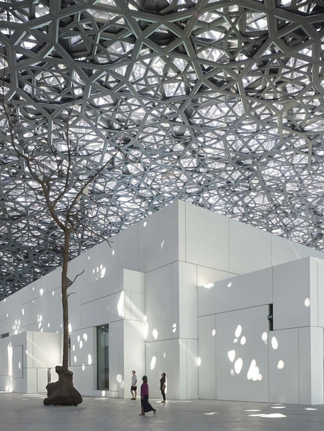 貝諾內（Giuseppe Penone）為阿布達比羅浮宮製作的場域限定（site-specific）作品《Germination》。（©Louvre Abu Dhabi, photo by Roland Halbe）