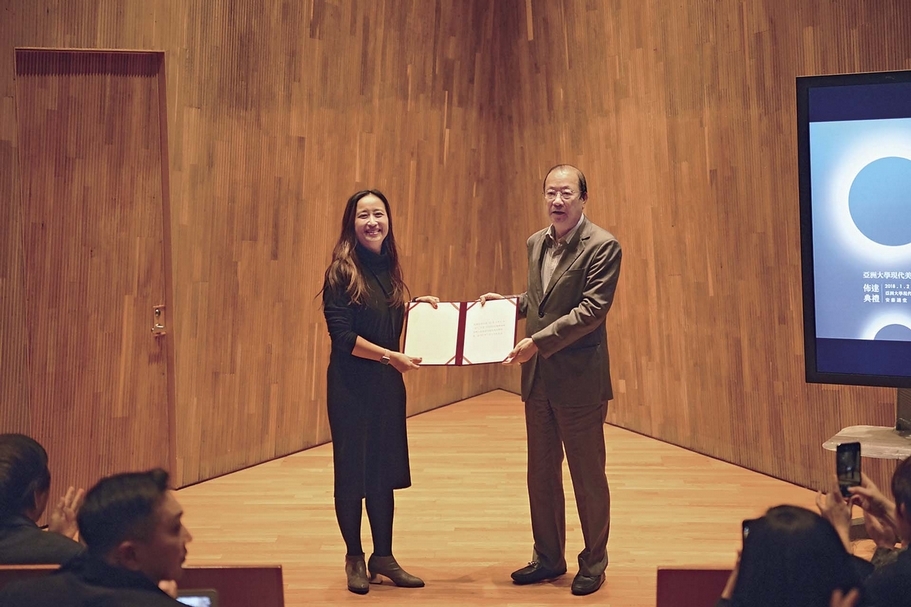 亞洲大學現代美術館舉辦新舊館長交接典禮，新任館長林羽婕接下亞洲大學創辦人蔡長海手中證書，迎接新未來。圖／亞洲現代美術館