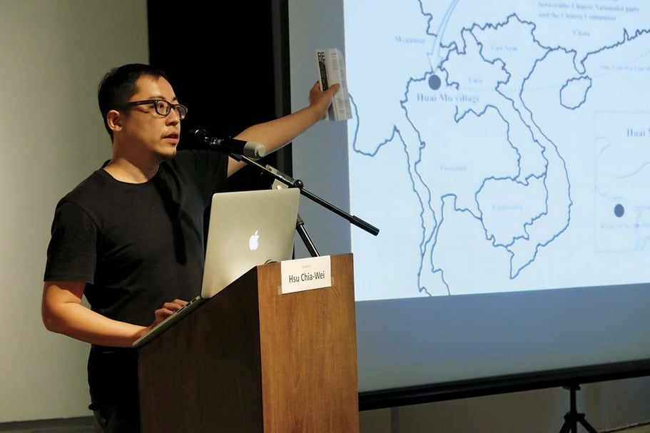 台灣藝術家許家維以《回莫村計畫》為例，於講題〈在歷史情境中的身體性工作方式〉中討論電影生產過程的行動意涵。圖│立方計劃空間