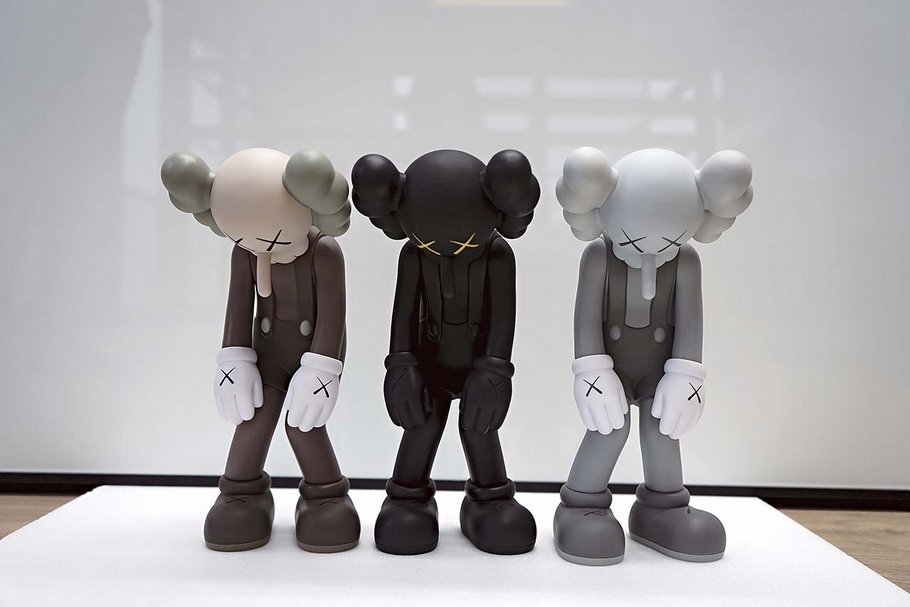 KAWS《Small Lie》．乙烯基酯．1.83×4.84×5.08 inches．2017。圖｜梵藝術中心