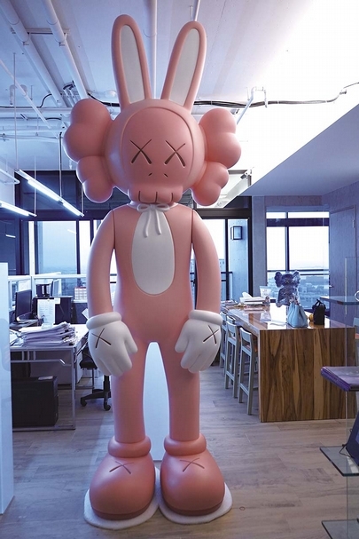 KAWS《Accomplice》．玻璃纖維、黑色塗膠．305×121×91.5 cm．2010。圖｜梵藝術中心