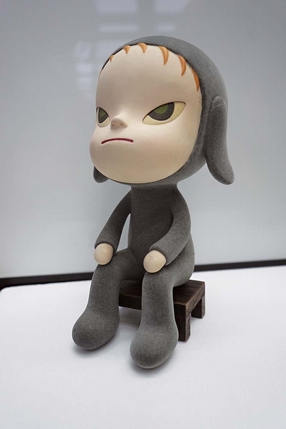 奈良美智《Sleepless Night Sitting》．植絨、石膏彩繪、木頭．28×16.5×14 cm, Flocked and painted plaster, wood．2007。圖｜梵藝術中心