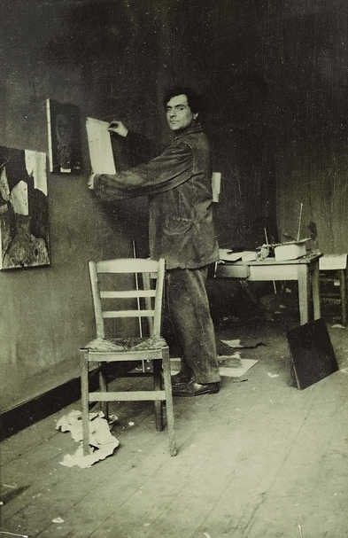莫迪里亞尼在他工作室中，1915年由Paul Guillaume所攝影。（泰德當代美術館提供）