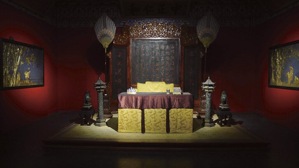 本展養心殿「明間」復原陳設。