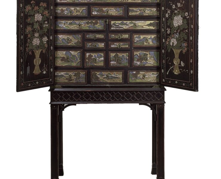 公元1700年〈中國款彩漆器大櫃〉，維多利亞與亞伯特博物館藏。圖／維多利亞與亞伯特博物館官網。