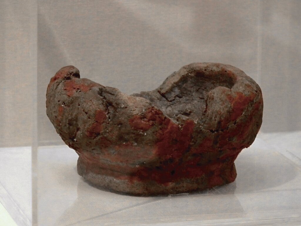 中國新石器時代河姆渡文化〈漆器碗〉，南京博物院藏。圖／維基百科。