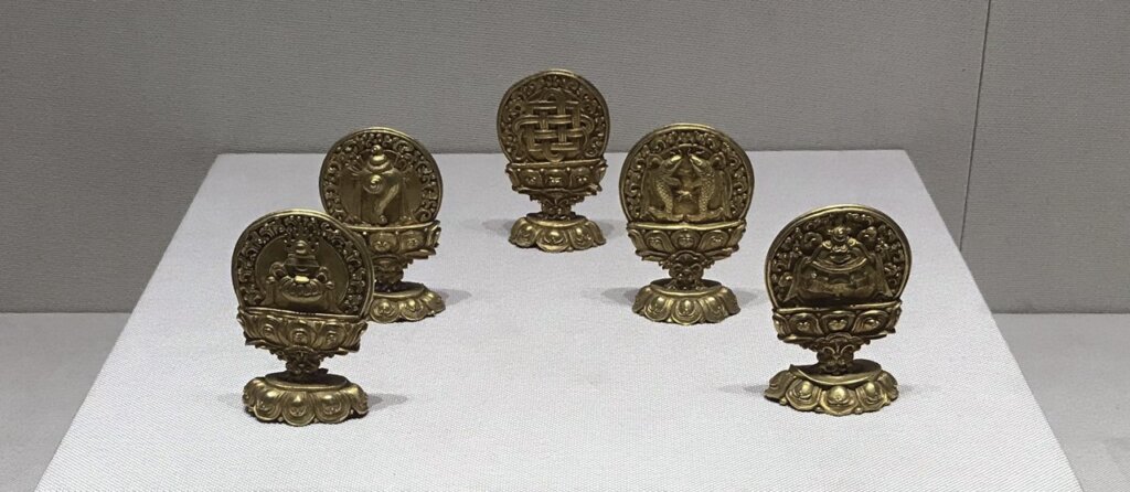 清〈金八寶〉一套五件。