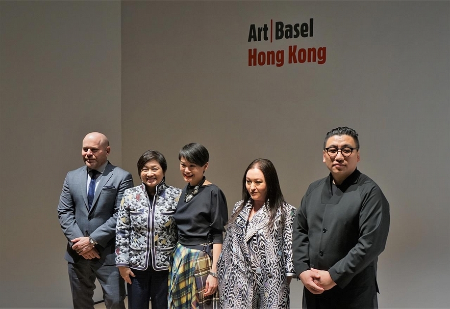 香港巴塞爾藝術展會的重要推手們合影：由左至右為：巴塞爾藝術展全球總監Marc Spiegler、瑞銀集團亞太區總裁施許怡敏、巴塞爾藝術展亞洲總監黃雅君、藝聚空間策展人Alexie Glass-Kantor、光映現場策展人李振華。（攝影／林亞偉）