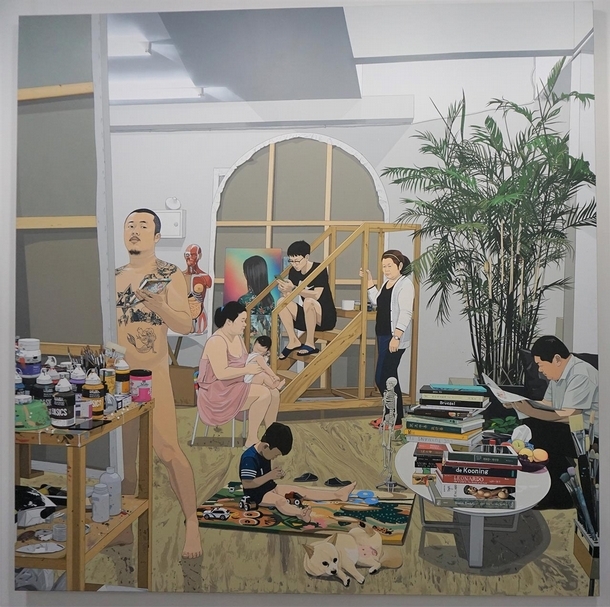 近年來愈受關注的中國當代新銳陳飛，本次於貝浩登畫廊呈現《畫家和家庭》之作。畫面元素裡，有向西班牙黃金時代維拉茲奎茲（Velázquez）的《侍女》致敬。維拉茲奎茲的《侍女》是諸多藝術家的研究命題與致敬之作包括畢卡索。而今的中國也處於黃金時代，陳飛，有著熊熊的野心。貝浩登畫廊繼於香港、東京、首爾後，也將於上海開設空間，展現對亞洲市場龐大的企圖。此作定價約20萬美元，漲幅呈現畫廊對藝術家的看中。（攝影／林亞偉）