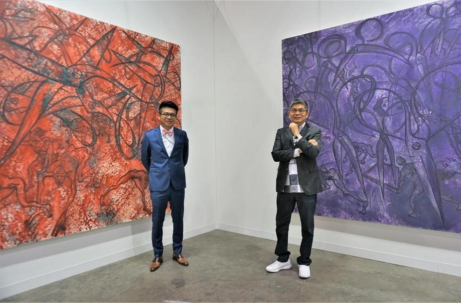 索卡藝術中心創辦人蕭富元（右）、藝術總監蕭博中（左），帶來的兩幅西南藝術家代表毛旭輝的最新創作，每件作品定價約25萬美元。（攝影／林亞偉）