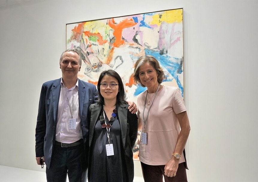 Lévy Gorvy畫廊，今年呈現德庫寧1975年的作品（Willem de Kooning）《無題XII》（Untitled XII），並在香港巴塞爾藝術展會中以3,500萬美元售出！畫廊共同創辦人Dominique Lévy（右）、Brett Gorvy（左），與亞洲區資深總監李丹青，於畫作前合影，共慶歷史性的一刻。此作，亦是香港巴塞爾藝術展舉行六屆以來，成交價最高之作。（攝影／林亞偉）