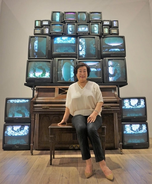 本屆香港巴塞爾Kukje Gallery創辦人李賢淑帶來錄像藝術之父白南準，1994-95年的作品《Pyramid lnteractive》，作品價格區間約100萬美元左右。（攝影／林亞偉）