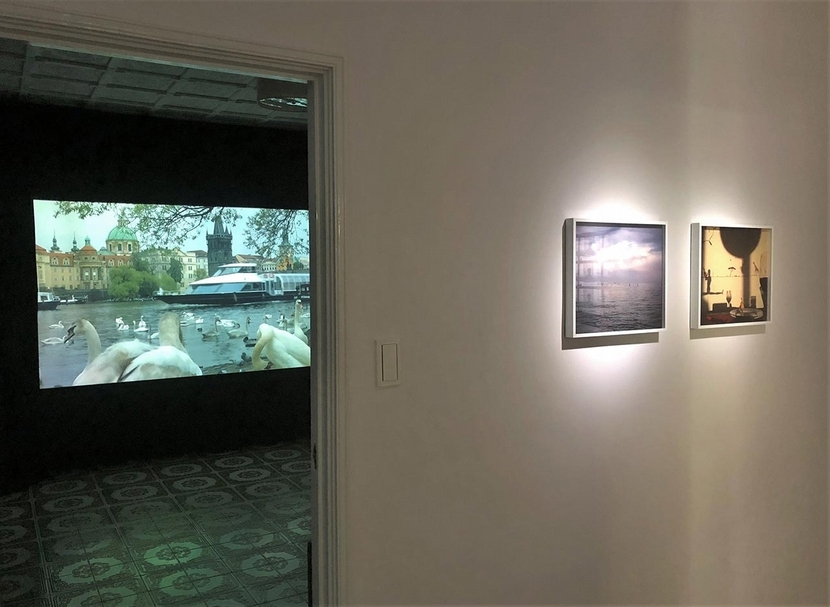張乾琦於其玟畫廊的「Azma and Burma: The Promise Betrayed」展覽現場。（攝影／嚴瀟瀟）