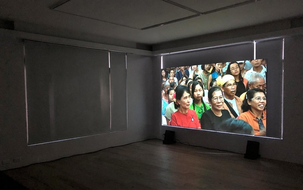 張乾琦於其玟畫廊的「Azma and Burma: The Promise Betrayed」展覽現場。（攝影／嚴瀟瀟）