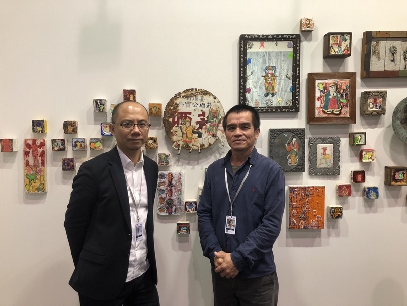 安卓藝術負責人李政勇（左）與藝術家李明則（右），背景作品為《拼接的時代》（2018）。（攝影／陳芳玲）