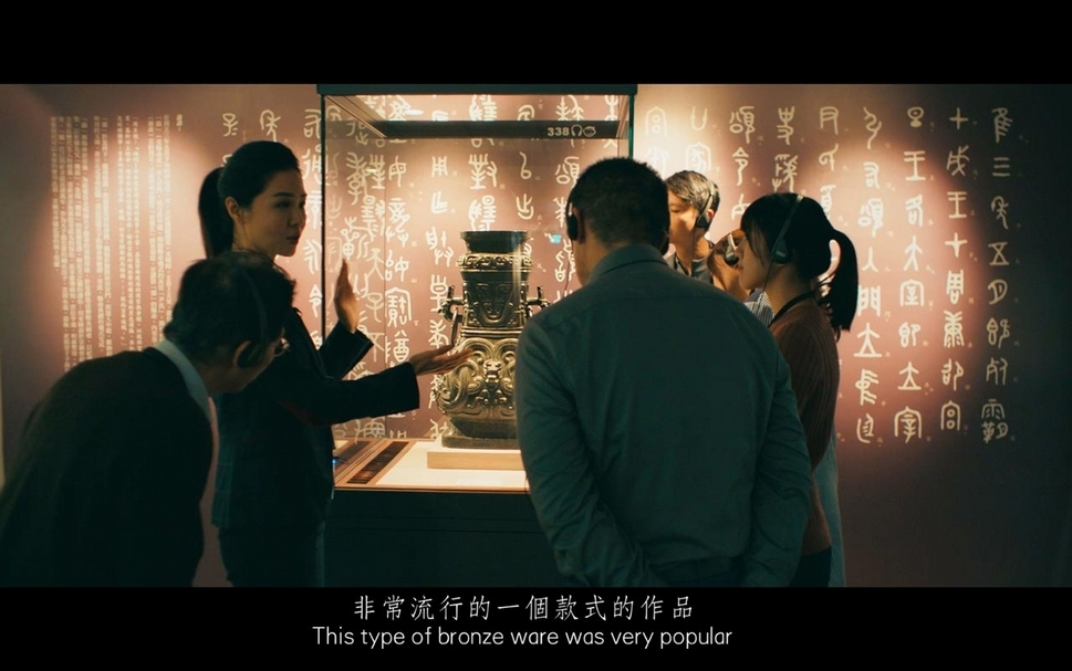 飾演女兒的謝盈萱為觀眾導覽青銅器。（國立故宮博物院提供）