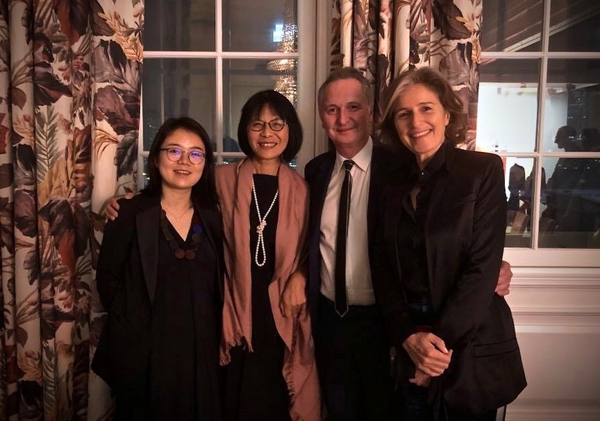 Lévy Gorvy畫廊舉辦了有如慶功宴般的藏家晚宴，右起為畫廊共同創辦人Dominique Lévy、畫廊創辦人暨董事長Brett Gorvy、典藏藝術家庭社長簡秀枝與畫廊亞洲區資深總監李丹青。（簡秀枝提供）