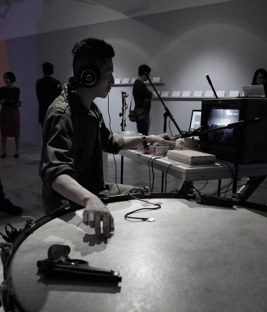 「前衛吃錯藥」在TKG+ Projects展出時開幕表演現場。（郭昭蘭提供）