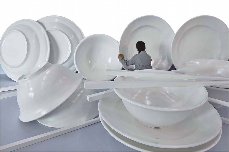 周育正《Refresh, Sacrifice, New Hygiene, Infection, Clean, Robot, Air, Housekeeping, www.agentbong.com, Cigarette, Dyson, Modern People》．2017。（藝術家及馬凌畫廊提供）