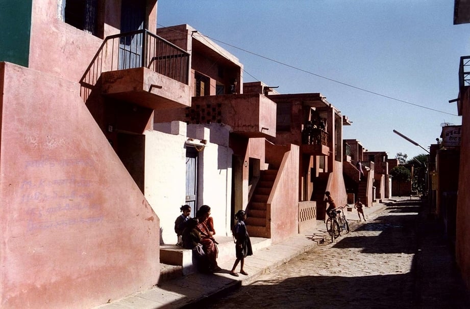 多西（Balkrishna Doshi）於印度阿冉亞（Aranya）社區的作品《Aranya Low Cost Housing》。（VSF、普立茲克建築獎提供）