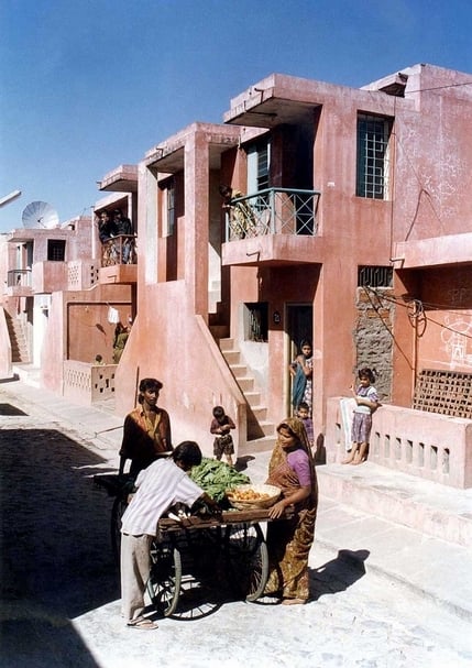 多西（Balkrishna Doshi）於印度阿冉亞（Aranya）社區的作品《Aranya Low Cost Housing》。（VSF、普立茲克建築獎提供）