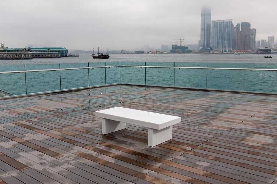 豪澤（Jenny Holzer）的《常理》為四張刻有字句的白色大理石椅凳。（香港藝術中心提供）