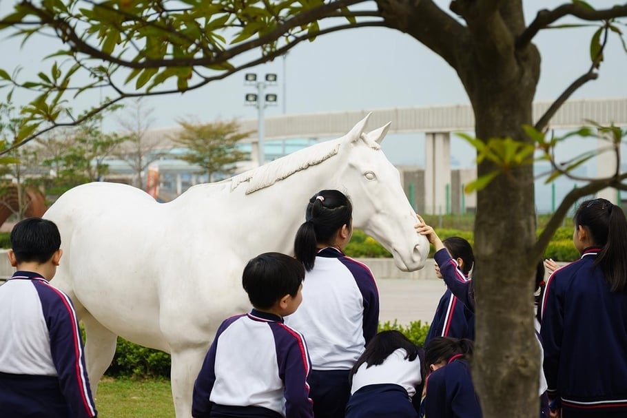瓦林格（Mark Wallinger）的《白馬》，觀眾們與作品能夠於本展有親密地互動。（香港藝術中心提供）