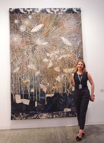 奇奇．史密斯（Kiki Smith），《紡織者（蛾與蜘蛛網）》（Spinners (Moths & spiders webs)），手繪、金箔緹花掛毯，294.6×193cm，2014，Timothy Taylor，定價75.1萬美元。（攝影／陳芳玲）