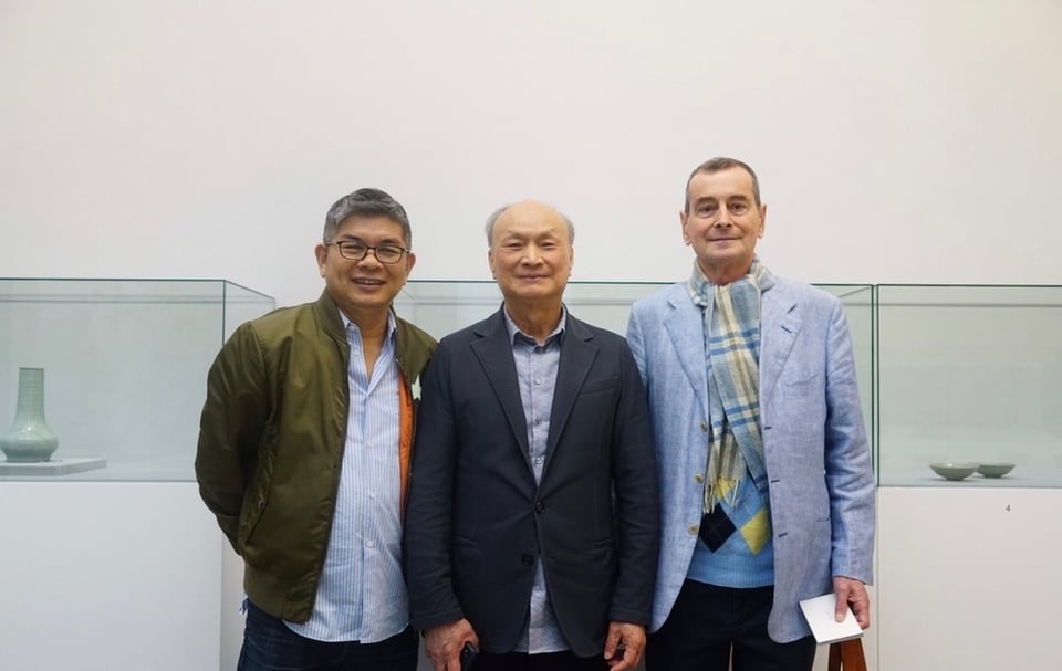 開幕現場人潮踴躍，（左起）索卡藝術蕭富元、清翫雅集理事長林木和及鴻禧美術館館長史彬士（James Spencer）。（索卡藝術提供）
