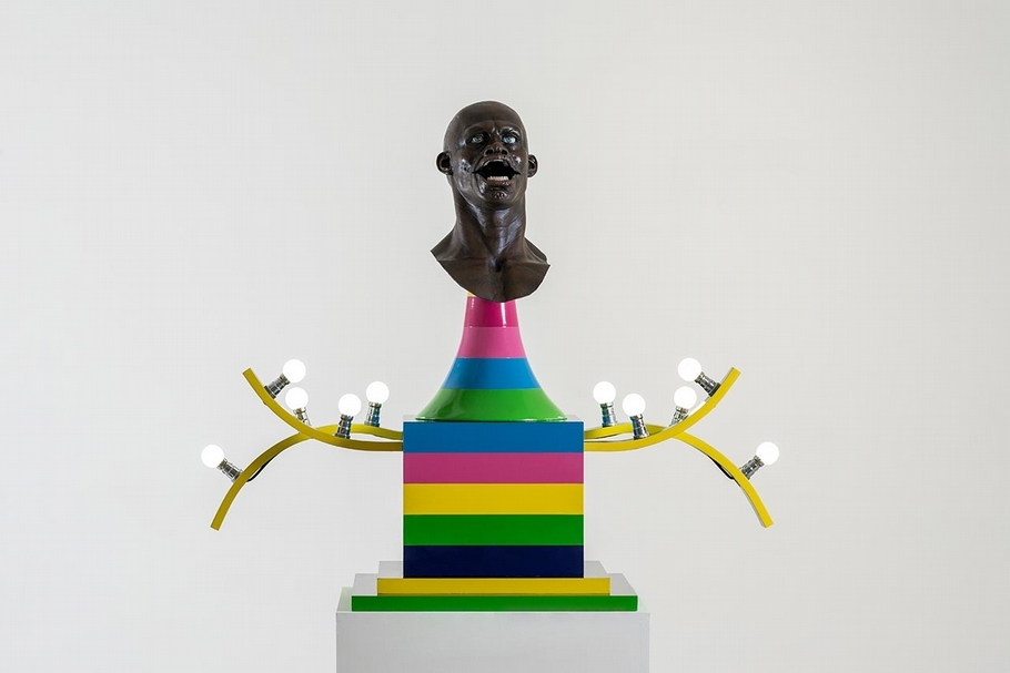 張碩尹｜Jean-Baptise-Andre’ Furet’s African Prince Mantel Clock 1784 現成物，3D列印零件，LED燈泡，複合媒材 99.5x115x55cm 2018 伊日藝術提供