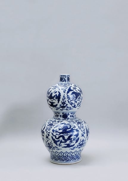 明嘉靖〈青花龍鳳紋葫蘆瓶〉，「大明嘉靖年製」款，高48公分，預估價350萬～450萬港元。圖片提供：中國嘉德（香港）